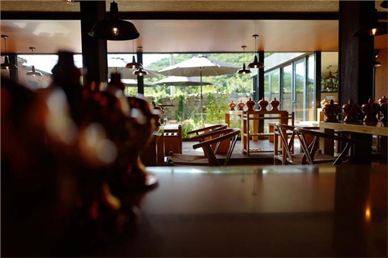 窗外的绿意为火锅店注入生机