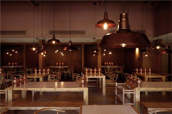 从用餐区域看小隔间